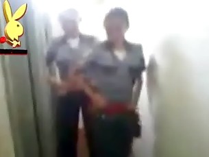 Mujeres Policias Uniformadas y echando desmadre mostrando tanga